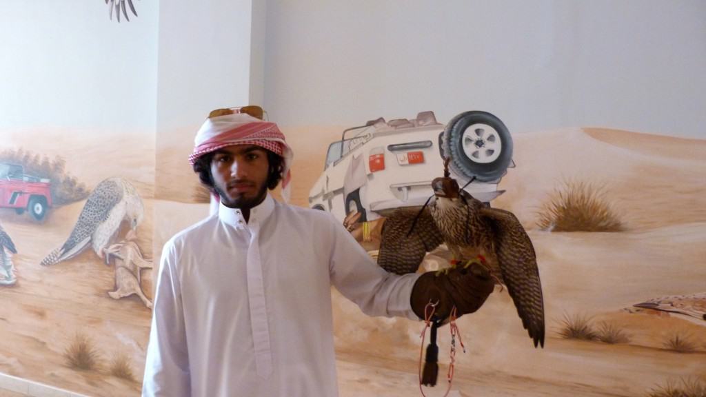 Falconieri nel deserto a Dubai